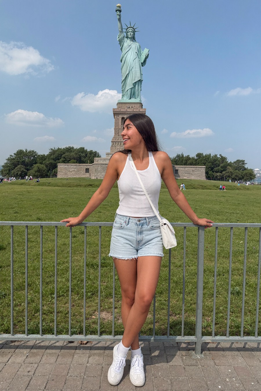 Daniela en Liberty Island